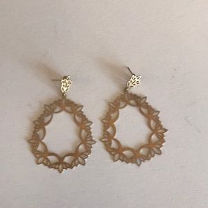 Gold detailed hoop earring